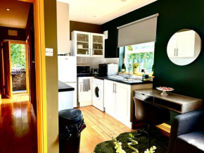 A Lovely 1 Bedroom Flat / Modern-Cosy